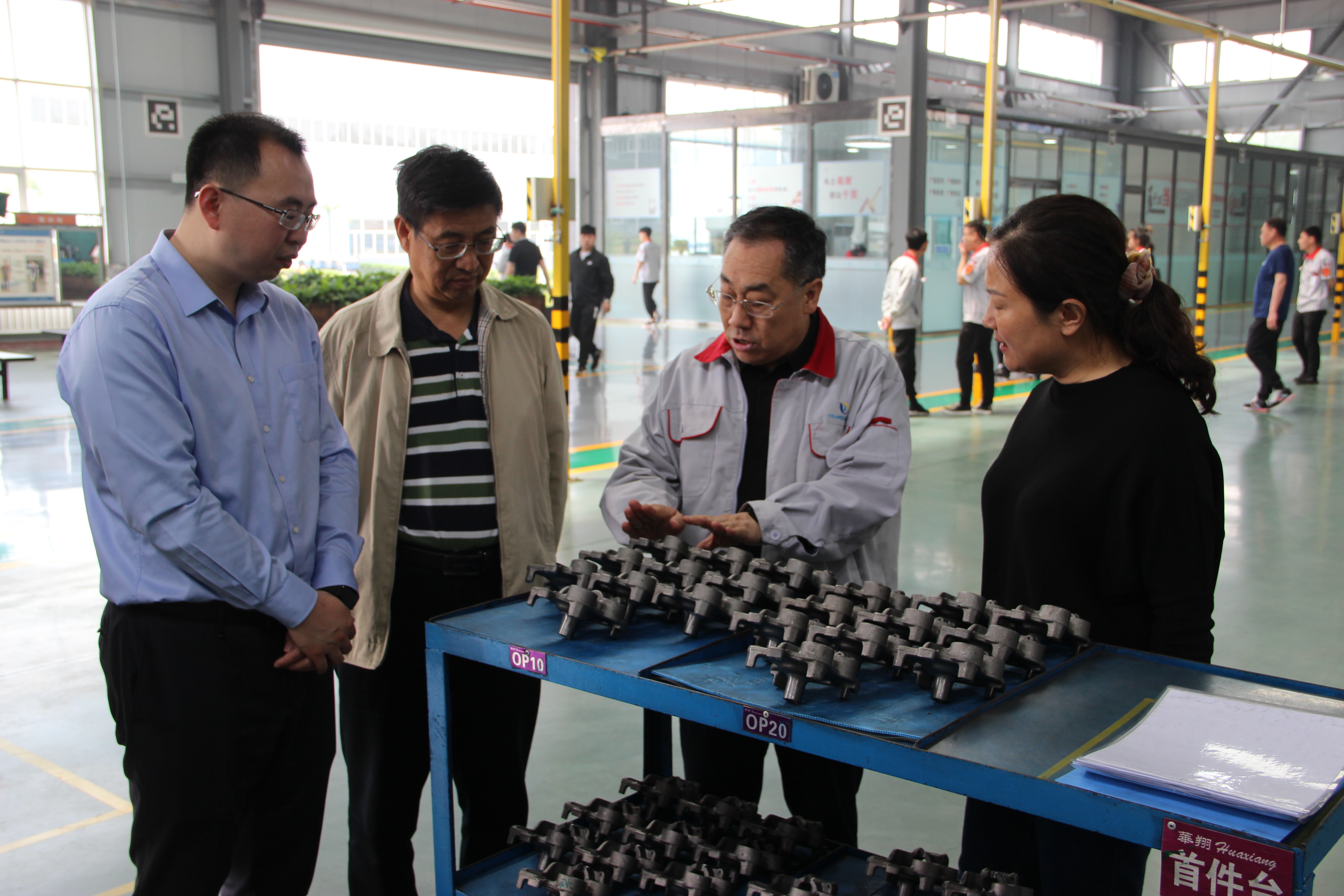 山西職業(yè)技術(shù)學院機械工程學院校領(lǐng)導(dǎo)一行蒞臨我司參觀交流